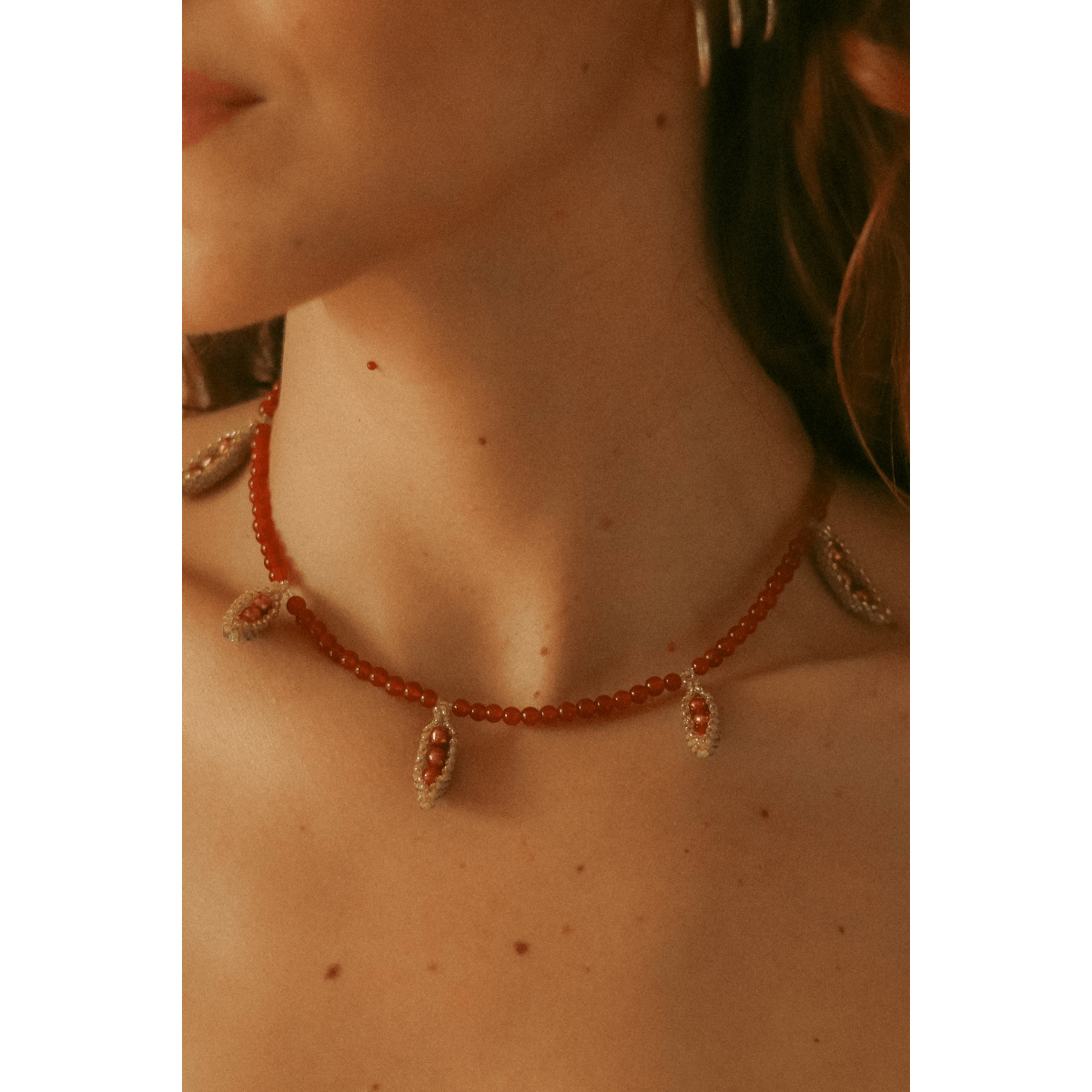 COLLAR FRÍJOLES Y CORNALINAS