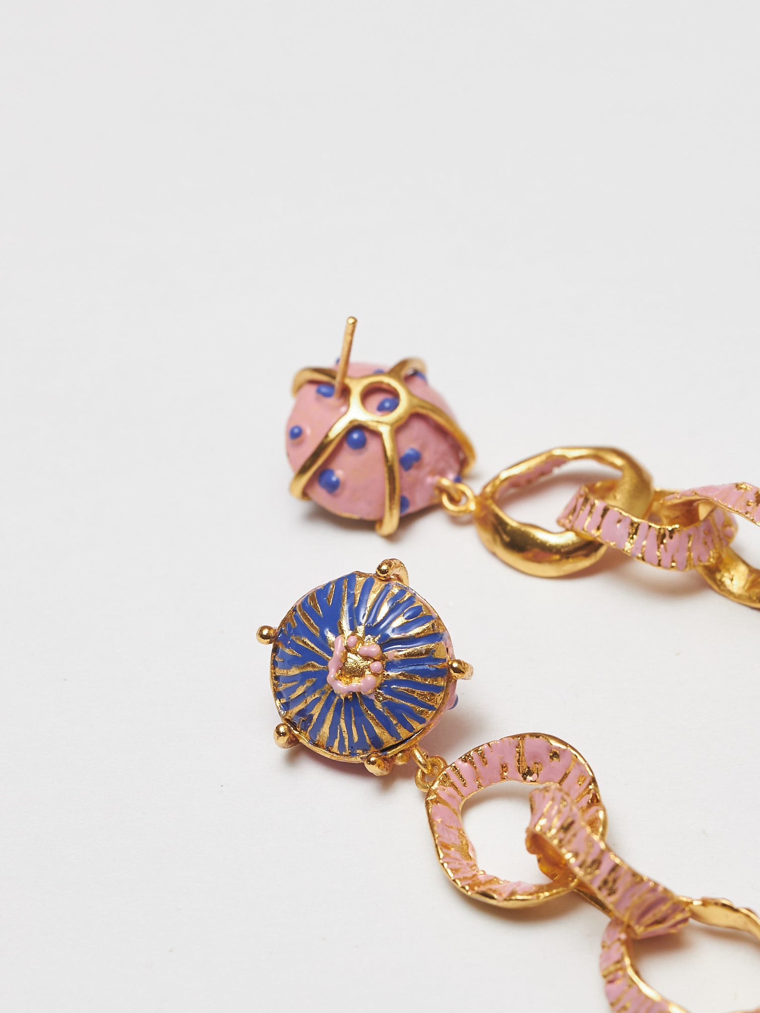 ARETES LARGOS SOMBRERITOS AZUL-ROSA
