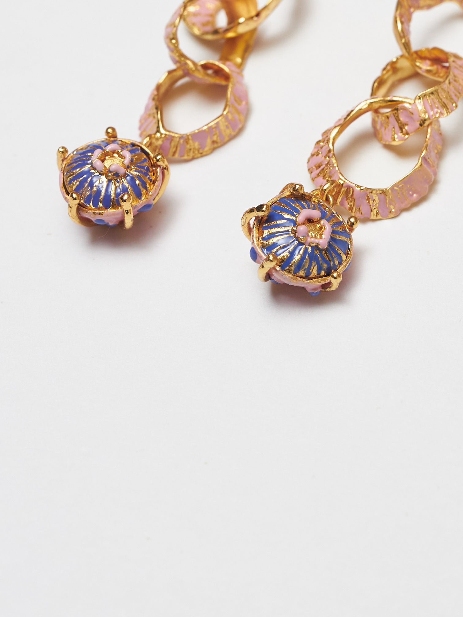ARETES LARGOS SOMBRERITOS AZUL-ROSA