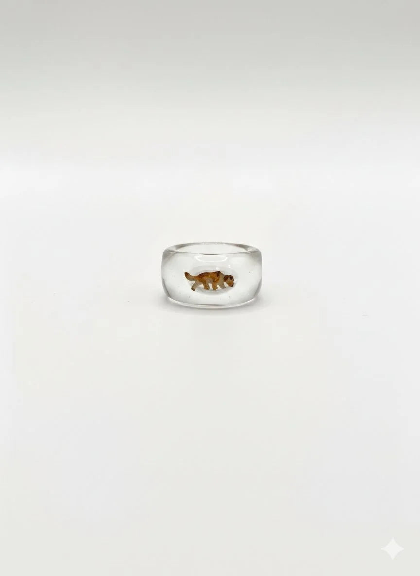 Anillo de resina hecho a mano, diseño original con miniatura de perro adentro.
PAISAJE LATINO