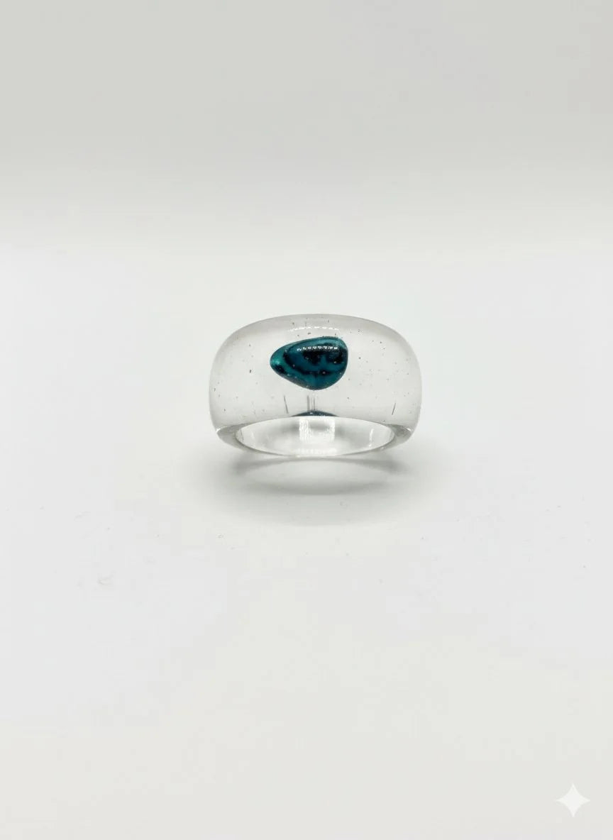 Anillo de resina hecho a mano, diseño original con una piedra adentro.
PAISAJE LATINO