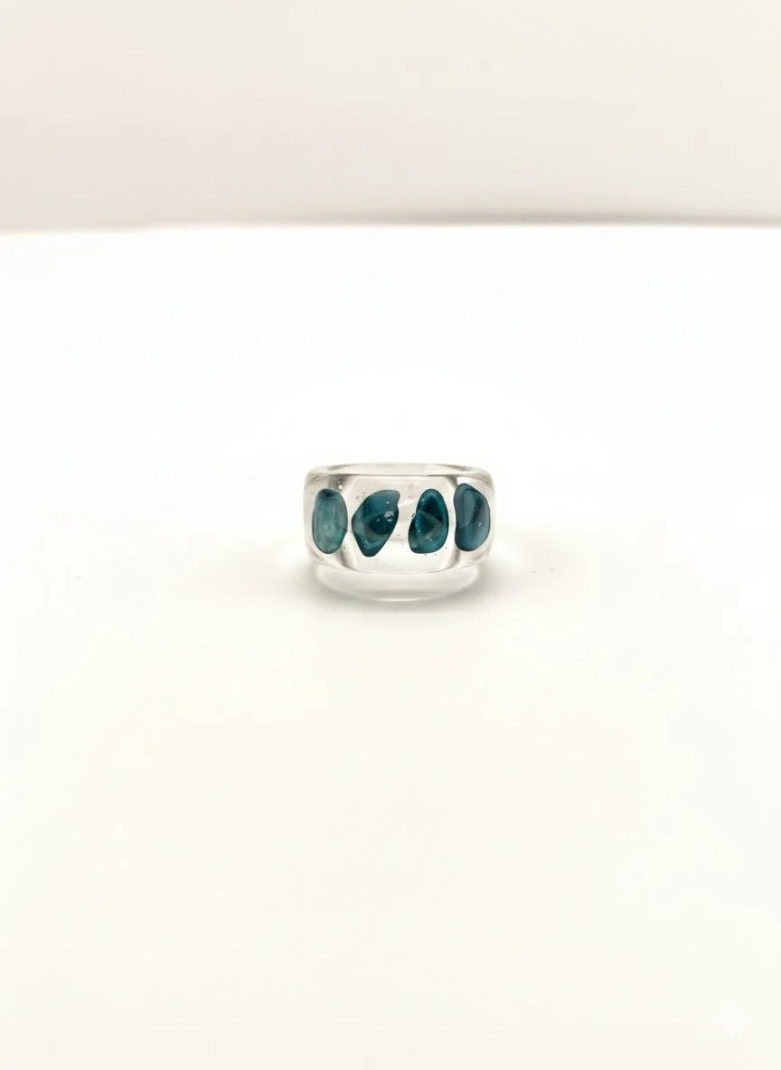 Anillo de resina hecho a mano, diseño original con una piedra adentro.
PAISAJE LATINO