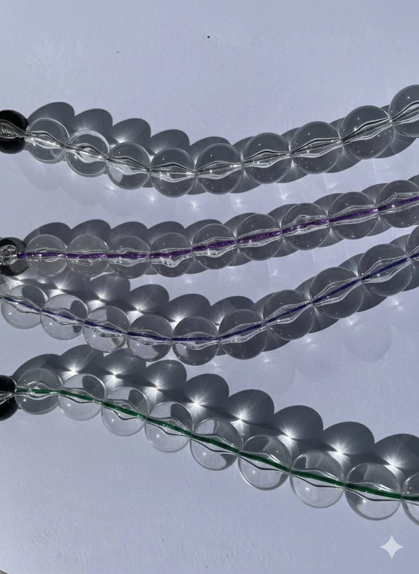 Collar de bolas hecho con resina e hilo de color.
PAISAJE LATINO