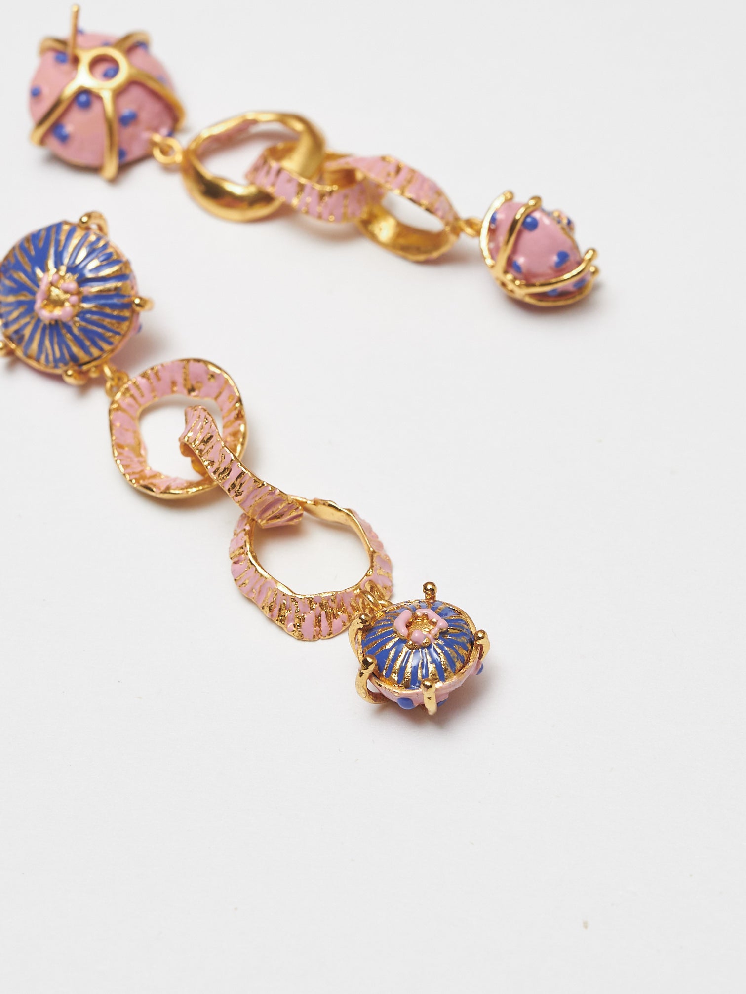 ARETES LARGOS SOMBRERITOS AZUL-ROSA