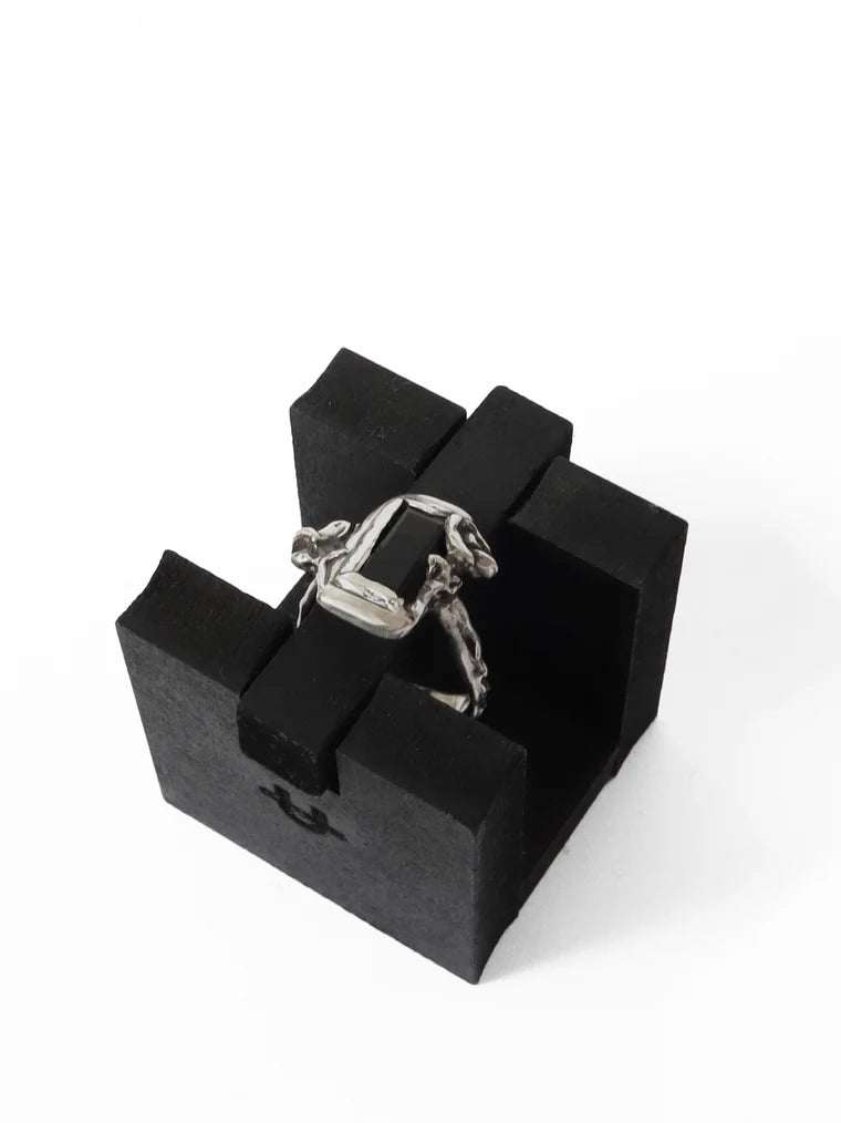 ONYX FLOWER RING