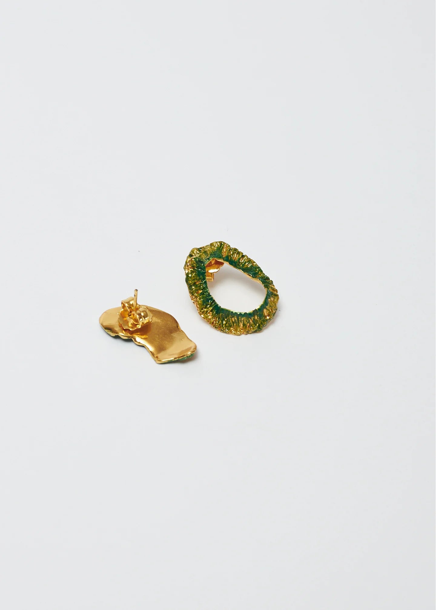 Cada pieza es elaborada manualmente por nuestros joyeros de tradición en Colombia. Utilizando bronce 50% reciclado con baño en oro de 24k