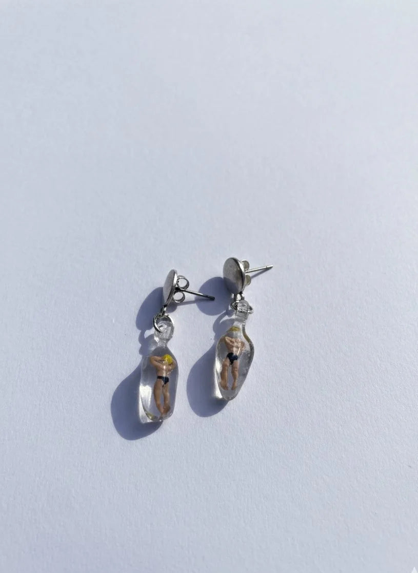 Topitos de bañistas cubiertos de resina.
PAISAJE LATINO