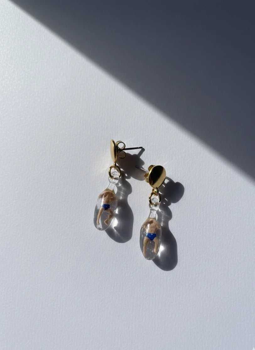 Topitos de bañistas cubiertos de resina.
PAISAJE LATINO