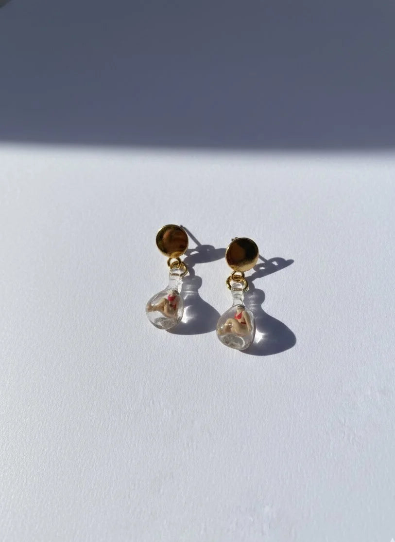 Topitos de bañistas cubiertos de resina.
PAISAJE LATINO