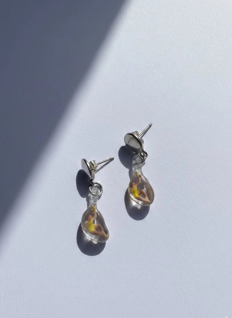 Topitos de bañistas cubiertos de resina.
PAISAJE LATINO