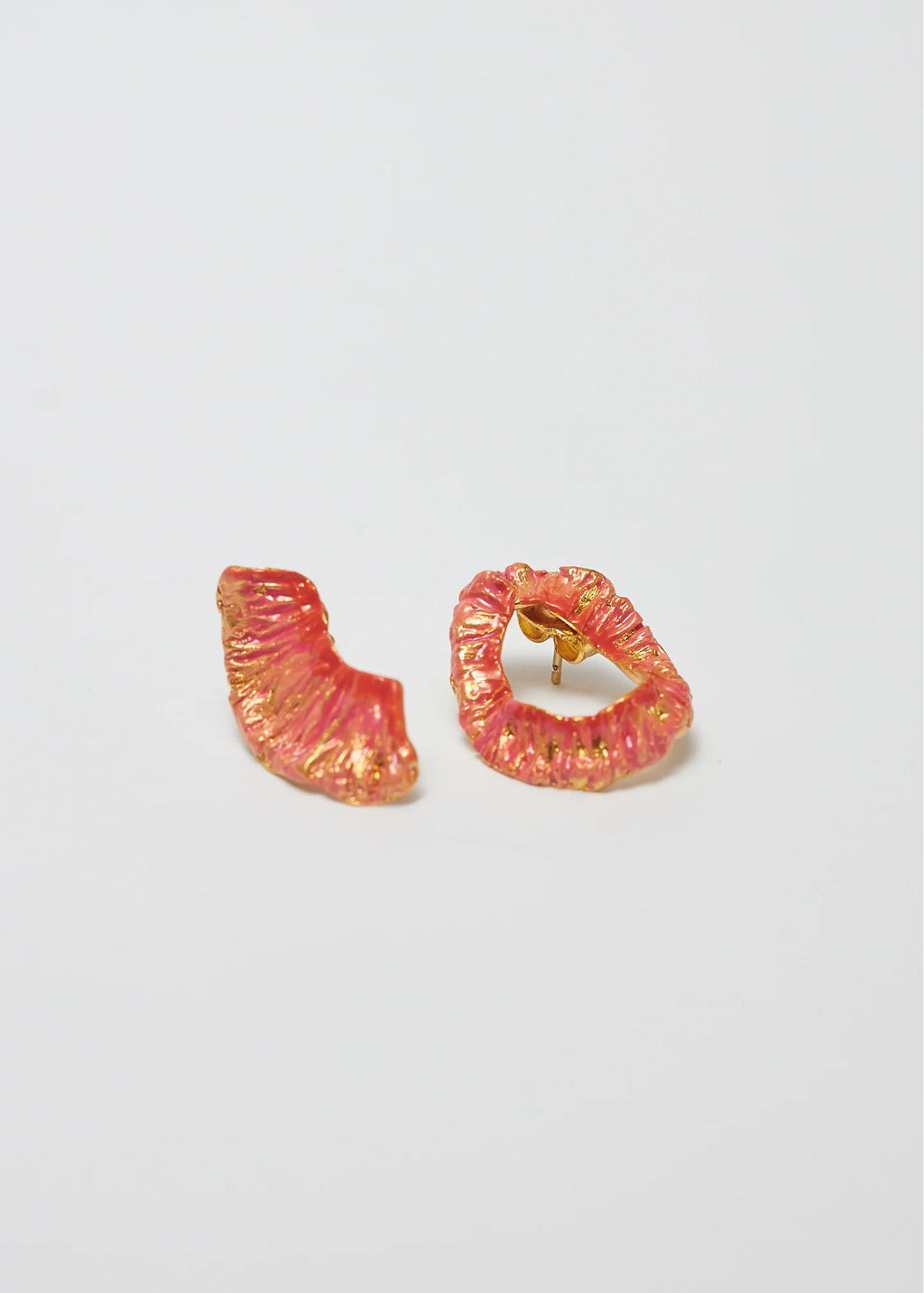 aretes tallados a mano Colombia. Utilizando bronce 50% reciclado con baño en oro de 24k, libre de níquel y esmaltes cerámicos.