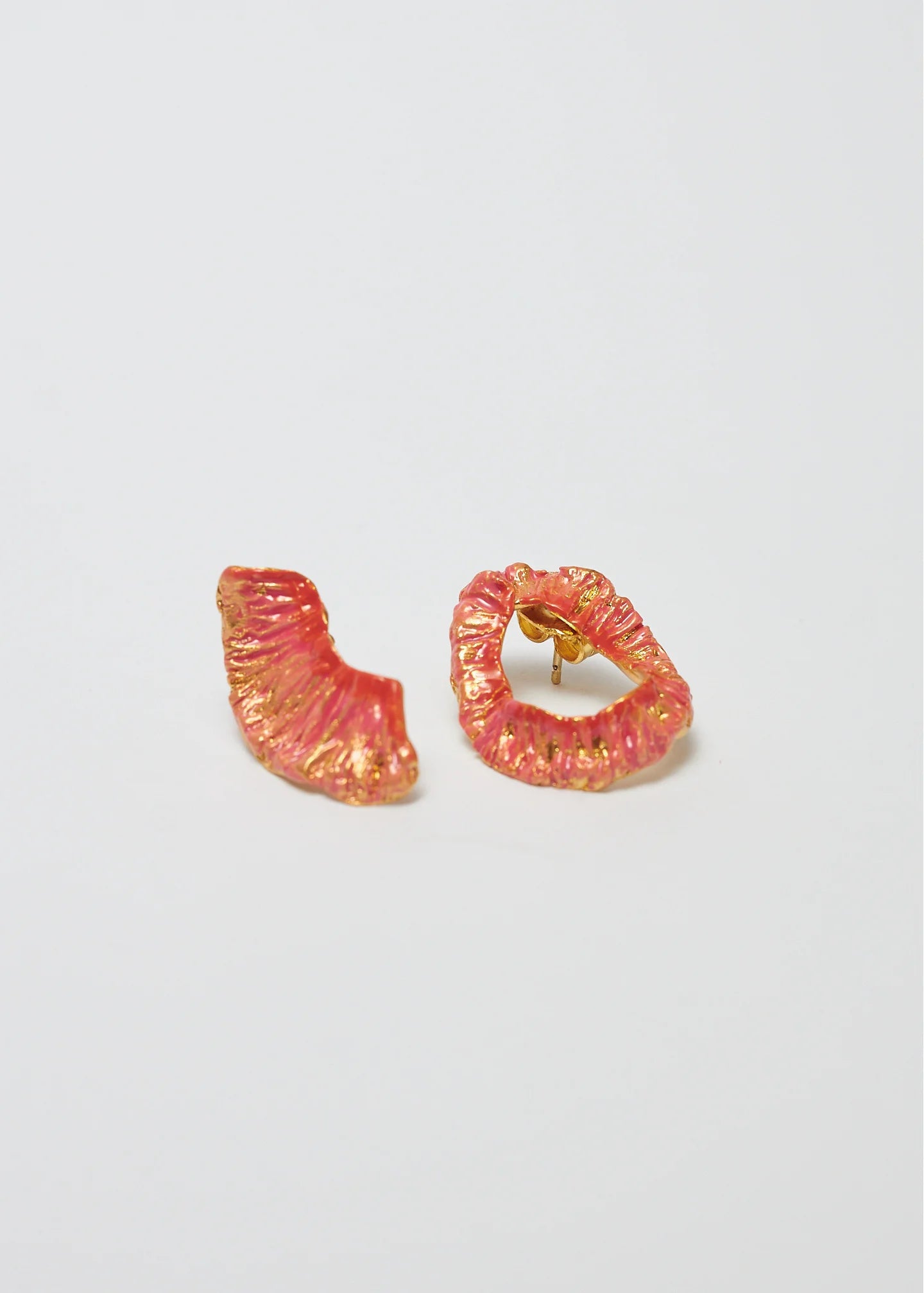 aretes tallados a mano Colombia. Utilizando bronce 50% reciclado con baño en oro de 24k, libre de níquel y esmaltes cerámicos.