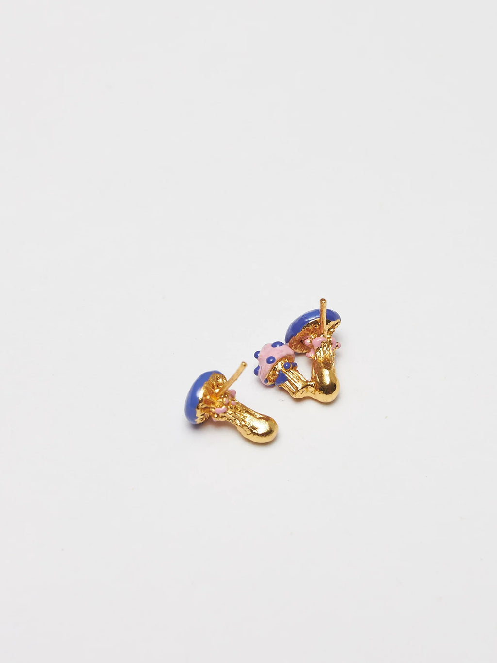 Cada pieza es elaborada manualmente por nuestros joyeros de tradición en Colombia. Utilizando bronce 50% reciclado con baño en oro de 24k