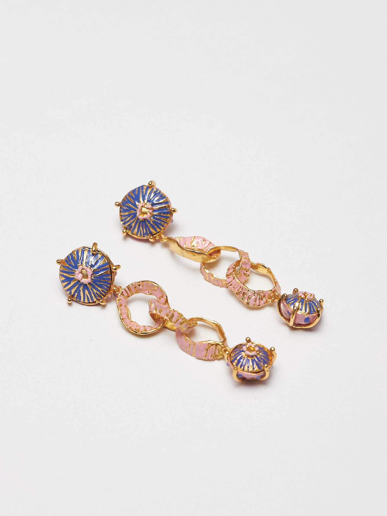 Cada pieza es elaborada manualmente por nuestros joyeros de tradición en Colombia. Utilizando bronce 50% reciclado con baño en oro de 24k