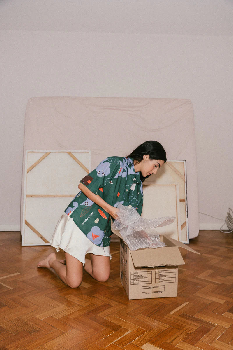 Camisa de botones y bolsillo delantero. Fit oversize y UNISEX.&nbsp;