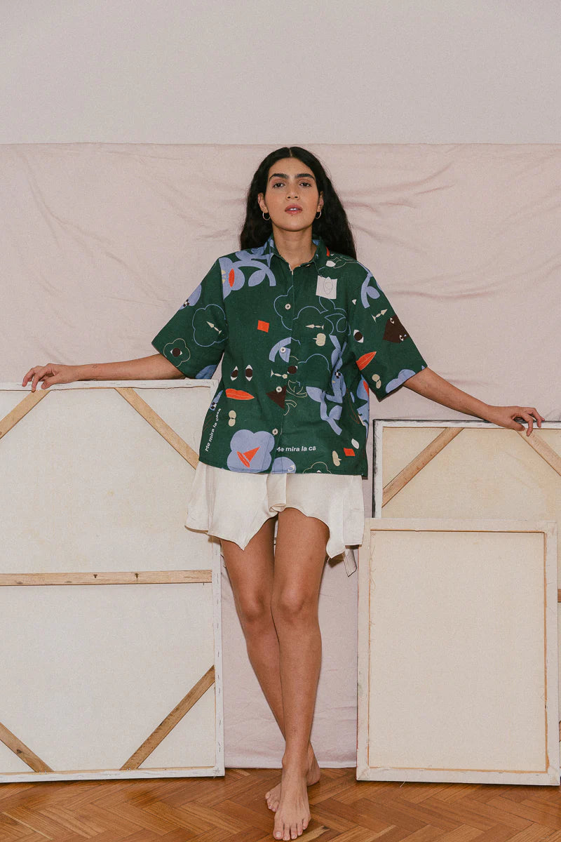 Camisa de botones y bolsillo delantero. Fit oversize y UNISEX.