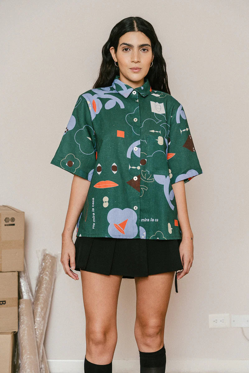 Camisa de botones y bolsillo delantero. Fit oversize y UNISEX.&nbsp;