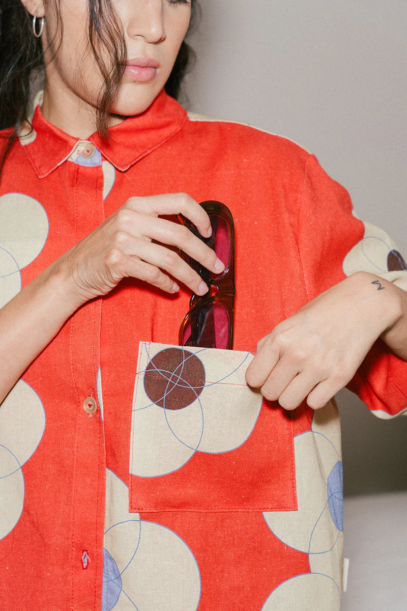 Camisa de botones y bolsillo delantero. Fit oversize y UNISEX.&nbsp;

Composición:&nbsp;60% lino, 40% algodón. Fresca como la lechuga.
