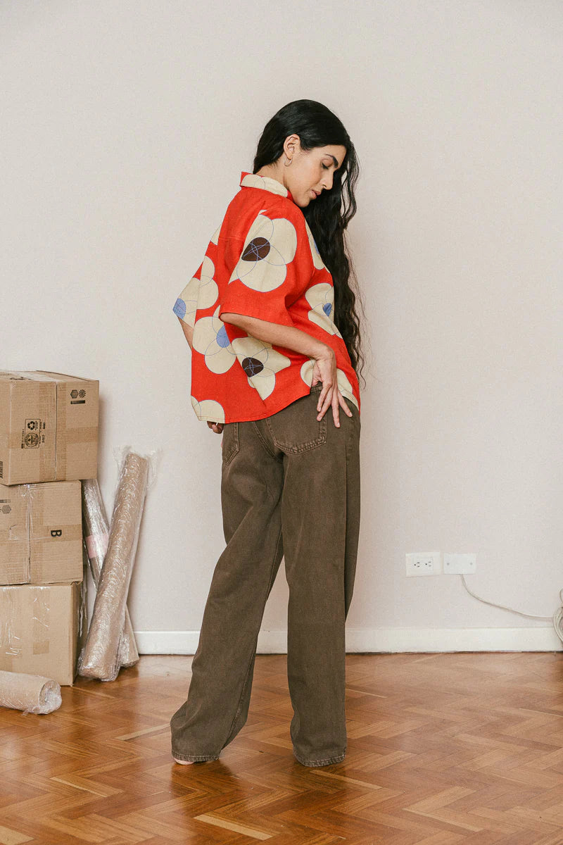 Camisa de botones y bolsillo delantero. Fit oversize y UNISEX.&nbsp;

Composición:&nbsp;60% lino, 40% algodón. Fresca como la lechuga.