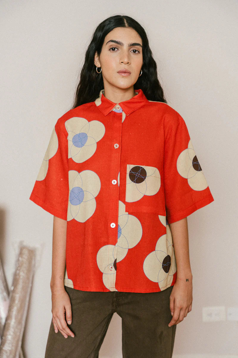 Camisa de botones y bolsillo delantero. Fit oversize y UNISEX.&nbsp;

Composición:&nbsp;60% lino, 40% algodón. Fresca como la lechuga.