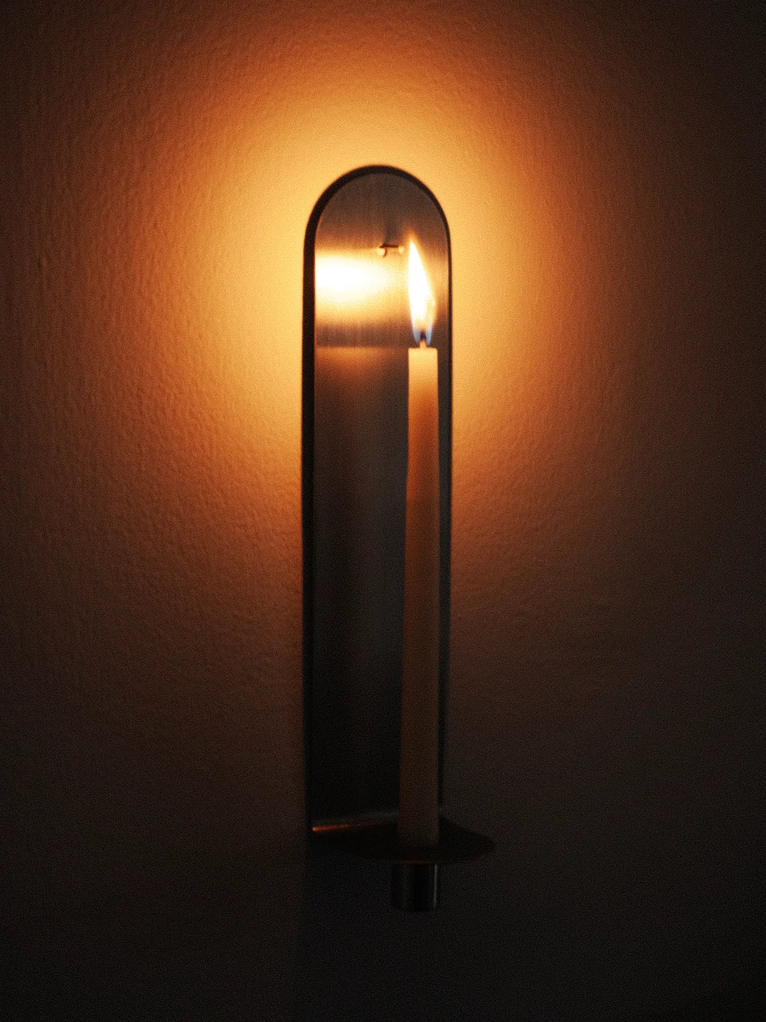 Lámina plegada que se proyecta desde el muro para sostener una vela. Proyecta y refleja la luz.
PAISAJE LATINO