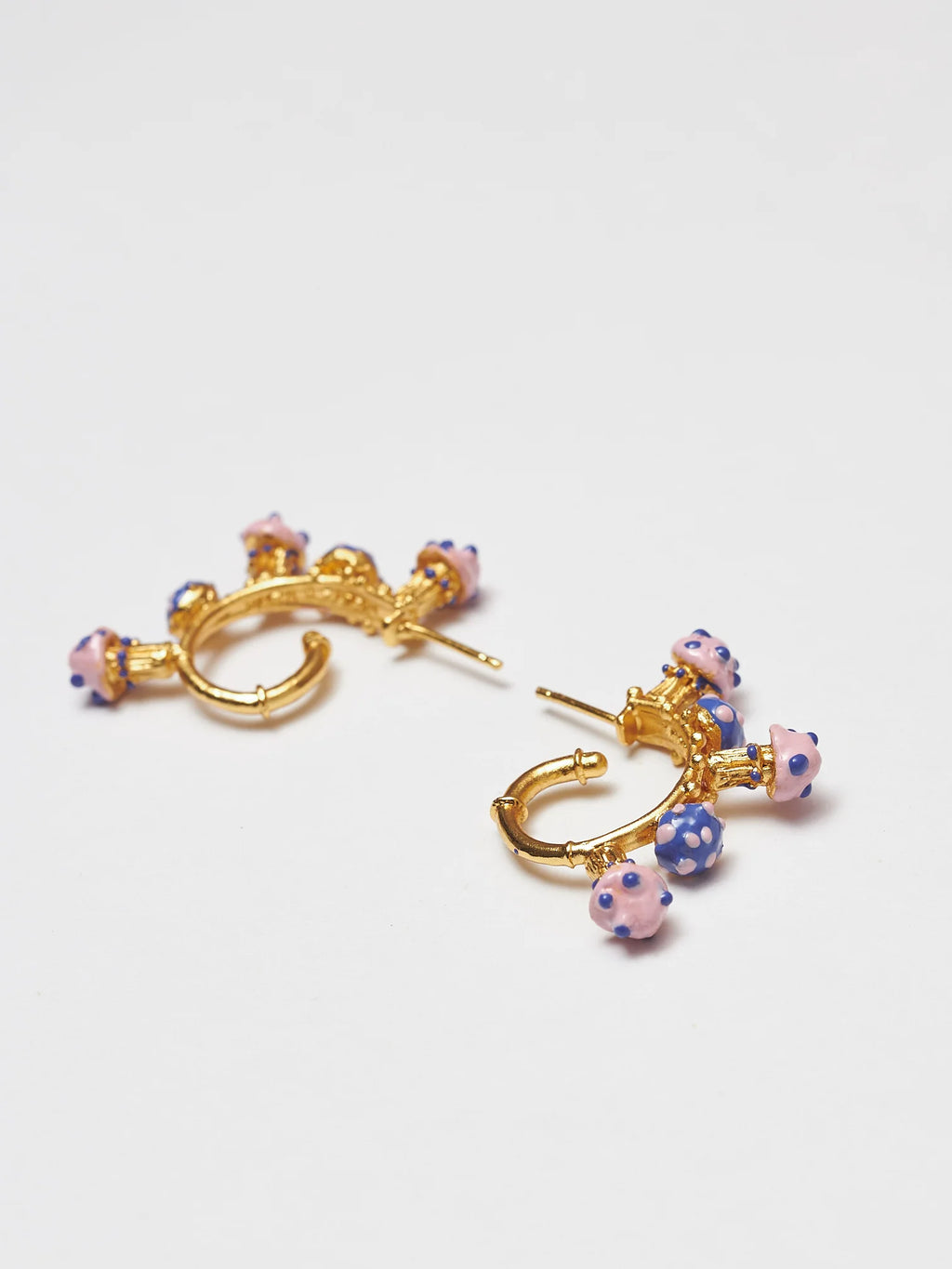 Cada pieza es elaborada manualmente por nuestros joyeros de tradición en Colombia. Utilizando bronce 50% reciclado con baño en oro de 24k