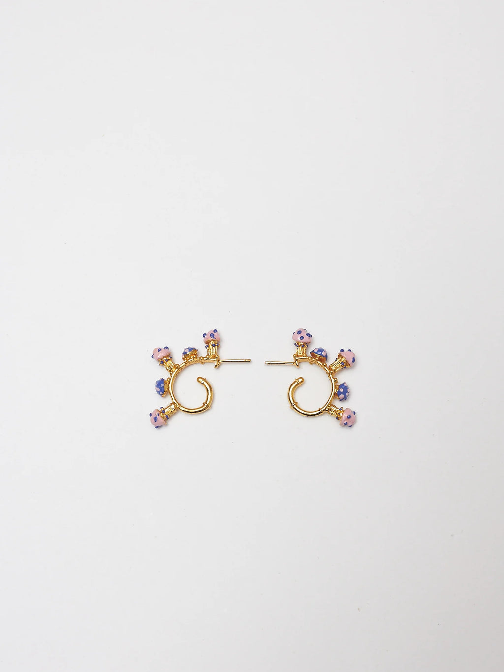 Cada pieza es elaborada manualmente por nuestros joyeros de tradición en Colombia. Utilizando bronce 50% reciclado con baño en oro de 24k