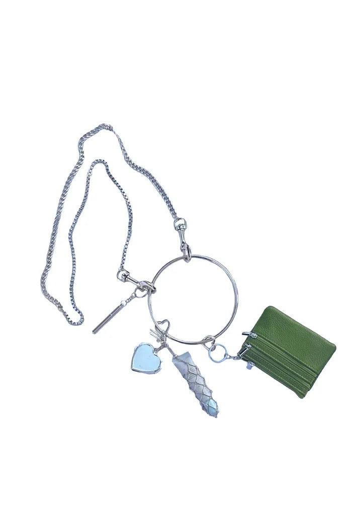 Estructura de cartera metálica, hecha para enganchar cosas, viene con billetera, espejo, porta gloss y un accesorio sorpresa.
PAISAJE LATINO