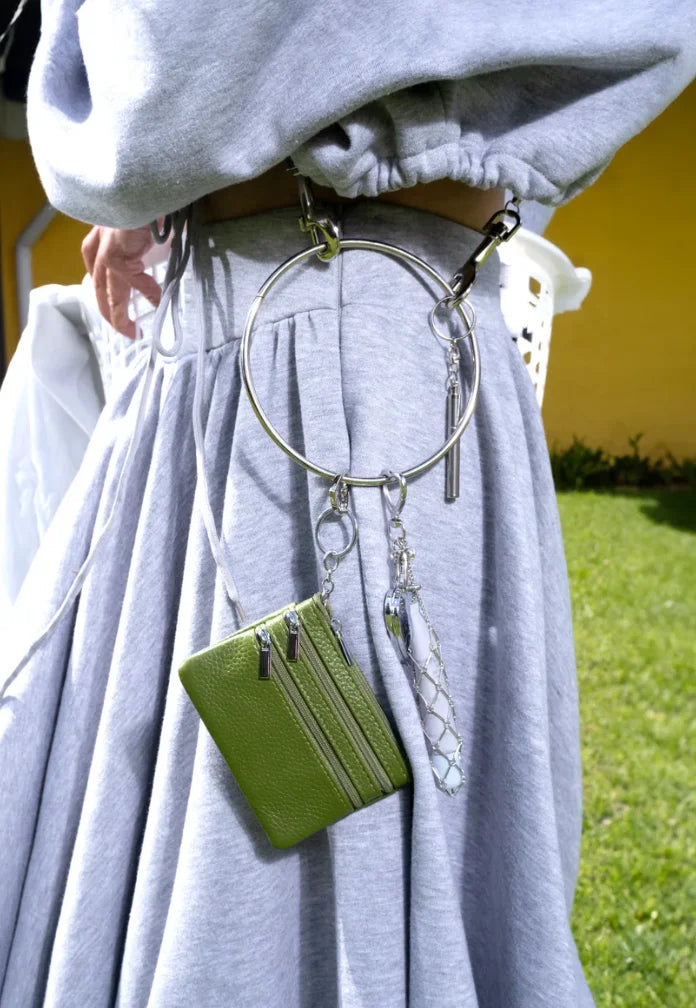 Estructura de cartera metálica, hecha para enganchar cosas, viene con billetera, espejo, porta gloss y un accesorio sorpresa.
PAISAJE LATINO