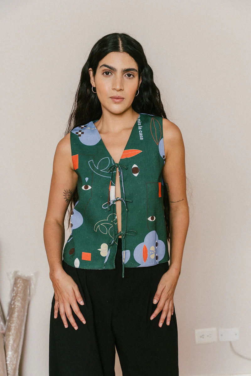 Es una camisa o un chaleco. Sin costuras y doble faz. Cuello en uve. Tiritas para amarrar. Elegante o casual. Y lo mejor de todo: lo puedes usar con el lado de adelante hacia atrás.