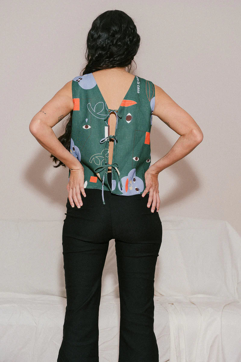 Es una camisa o un chaleco. Sin costuras y doble faz. Cuello en uve. Tiritas para amarrar. Elegante o casual. Y lo mejor de todo: lo puedes usar con el lado de adelante hacia atrás.