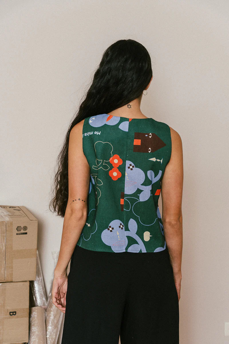 Es una camisa o un chaleco. Sin costuras y doble faz. Cuello en uve. Tiritas para amarrar. Elegante o casual. Y lo mejor de todo: lo puedes usar con el lado de adelante hacia atrás.