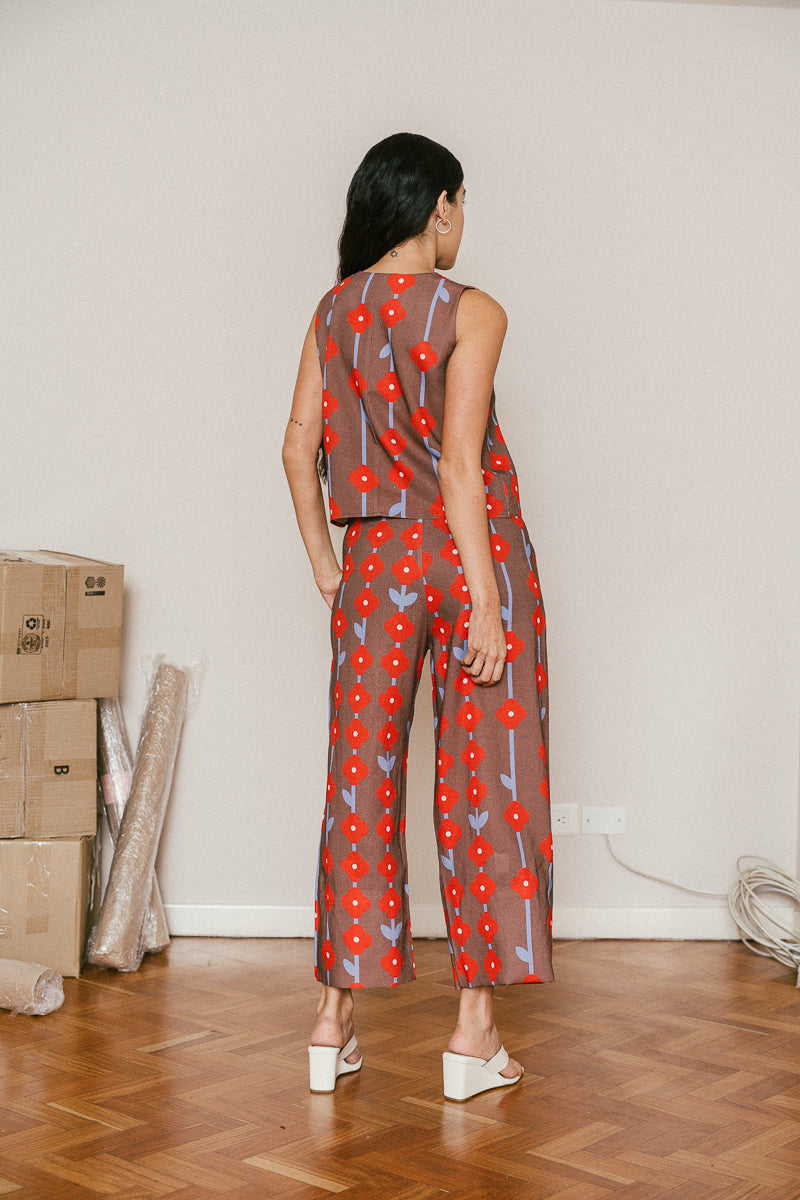 Es una camisa o un chaleco. Sin costuras y doble faz. Cuello en uve. Tiritas para amarrar. Elegante o casual. Y lo mejor de todo: lo puedes usar con el lado de adelante hacia atrás.