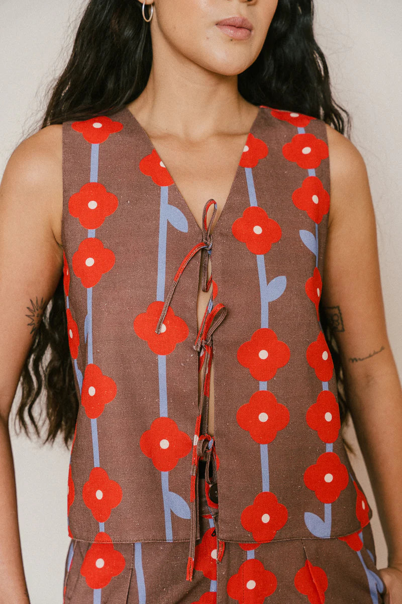 Es una camisa o un chaleco. Sin costuras y doble faz. Cuello en uve. Tiritas para amarrar. Elegante o casual. Y lo mejor de todo: lo puedes usar con el lado de adelante hacia atrás.