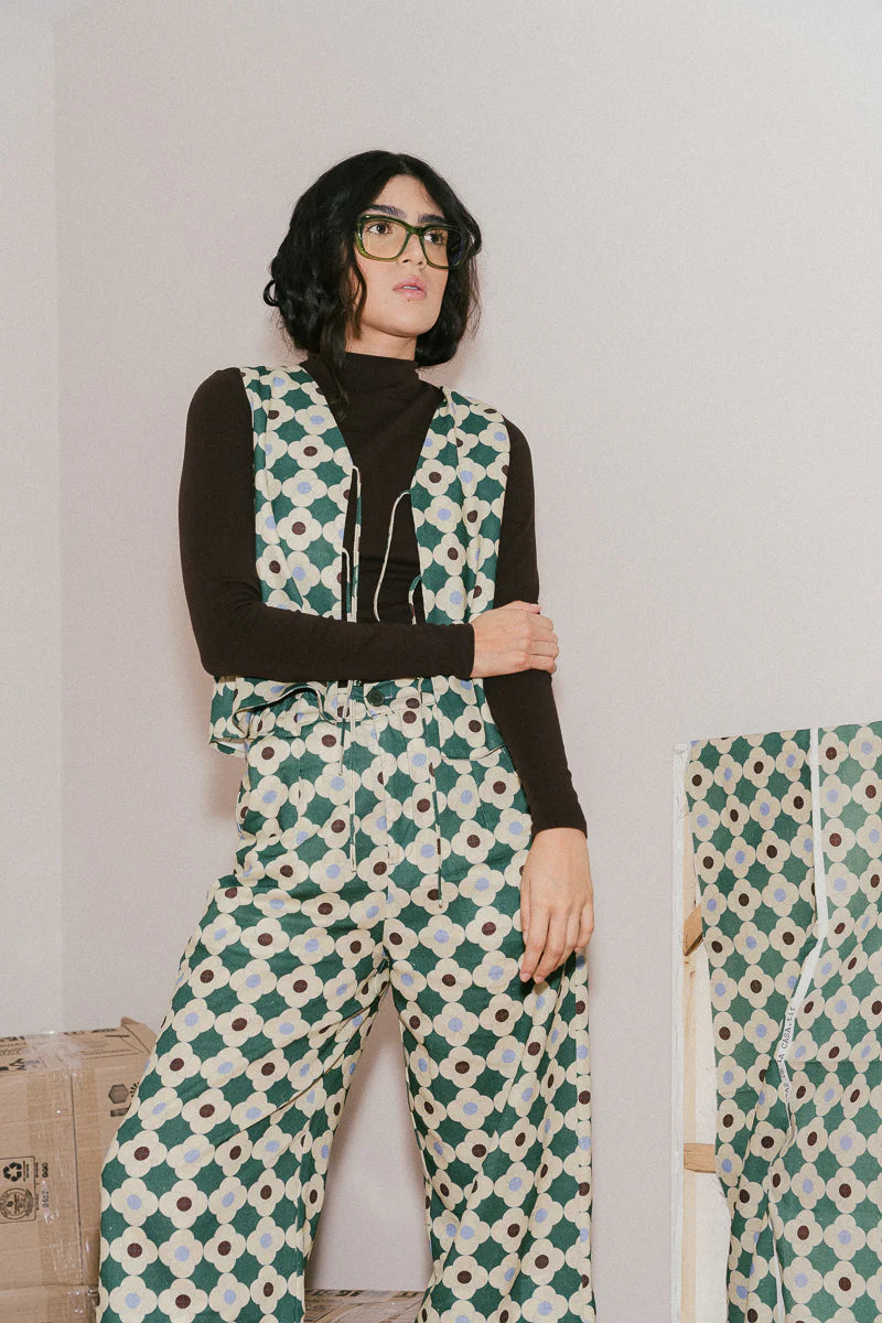 Es una camisa o un chaleco. Sin costuras y doble faz. Cuello en uve. Tiritas para amarrar. Elegante o casual. Y lo mejor de todo: lo puedes usar con el lado de adelante hacia atrás.