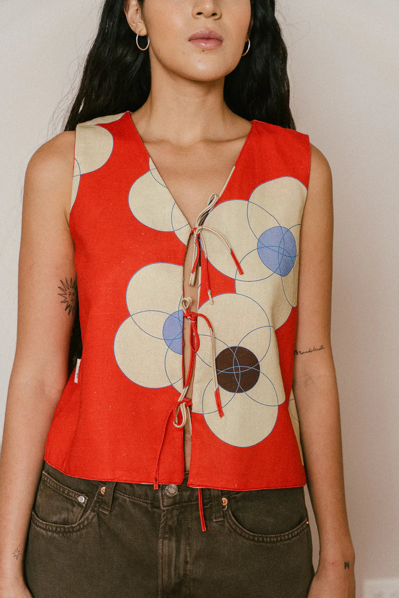 Es una camisa o un chaleco. Sin costuras y doble faz. Cuello en uve. Tiritas para amarrar. Elegante o casual. Y lo mejor de todo: lo puedes usar con el lado de adelante hacia atrás.