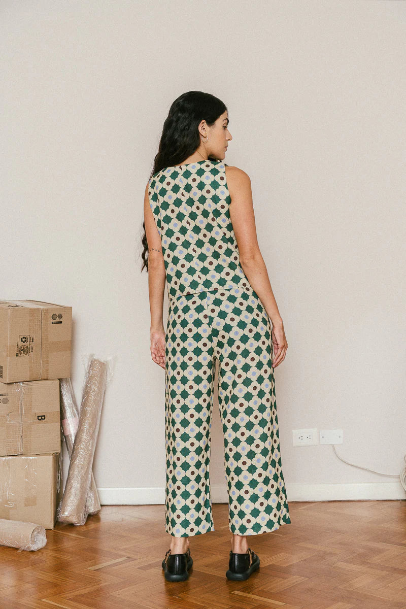 Es una camisa o un chaleco. Sin costuras y doble faz. Cuello en uve. Tiritas para amarrar. Elegante o casual. Y lo mejor de todo: lo puedes usar con el lado de adelante hacia atrás.