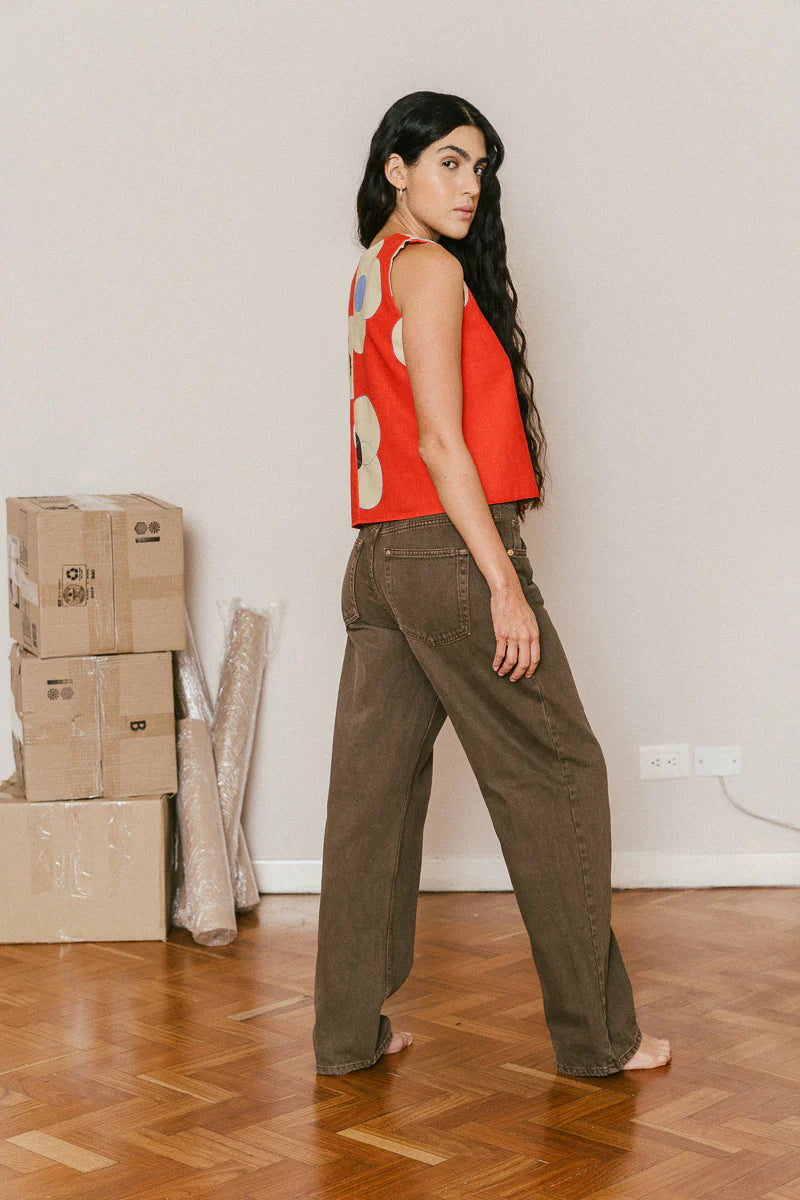 Es una camisa o un chaleco. Sin costuras y doble faz. Cuello en uve. Tiritas para amarrar. Elegante o casual. Y lo mejor de todo: lo puedes usar con el lado de adelante hacia atrás.