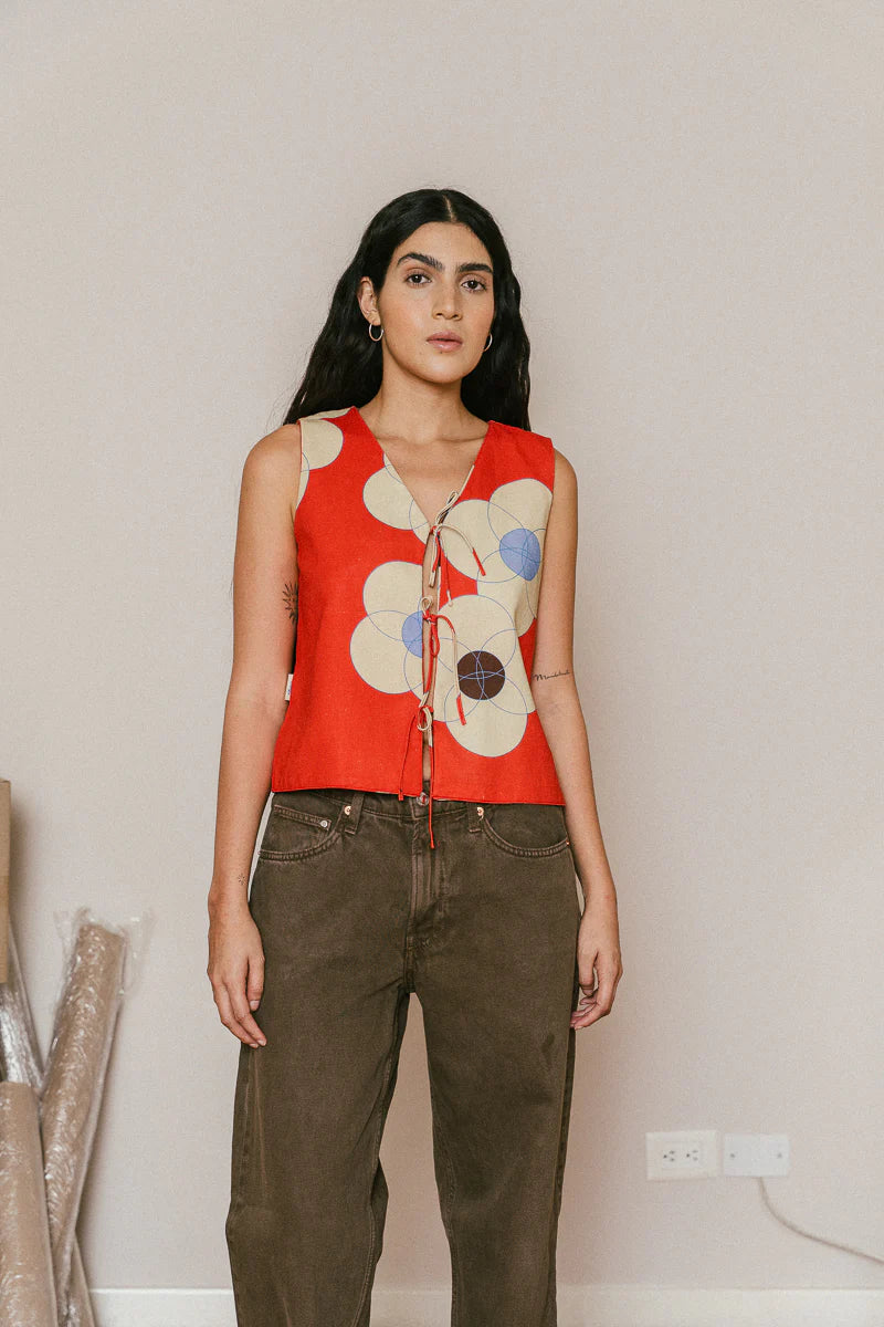 Es una camisa o un chaleco. Sin costuras y doble faz. Cuello en uve. Tiritas para amarrar. Elegante o casual. Y lo mejor de todo: lo puedes usar con el lado de adelante hacia atrás.