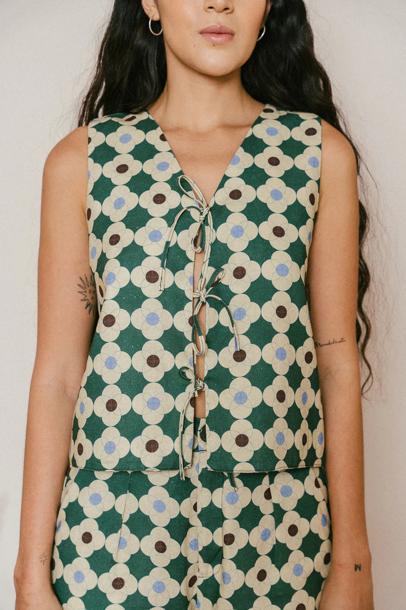 Es una camisa o un chaleco. Sin costuras y doble faz. Cuello en uve. Tiritas para amarrar. Elegante o casual. Y lo mejor de todo: lo puedes usar con el lado de adelante hacia atrás.