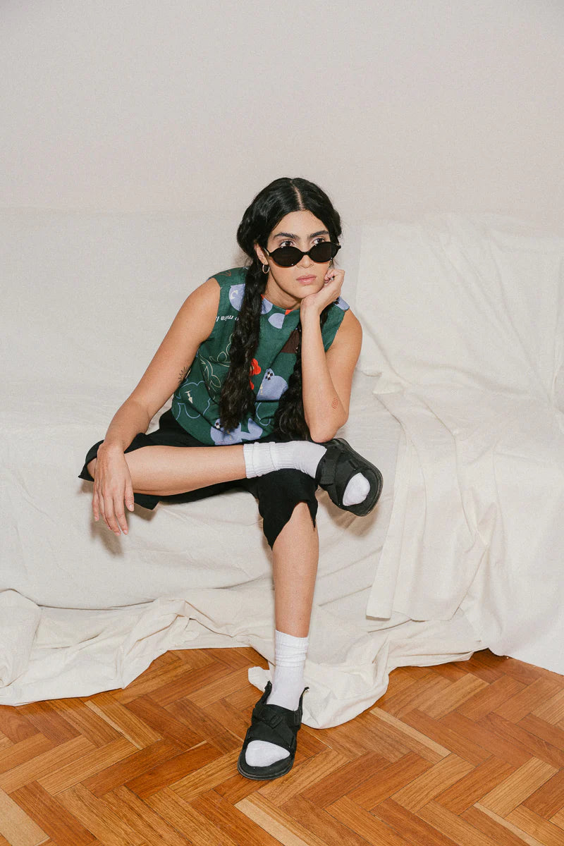 Es una camisa o un chaleco. Sin costuras y doble faz. Cuello en uve. Tiritas para amarrar. Elegante o casual. Y lo mejor de todo: lo puedes usar con el lado de adelante hacia atrás.