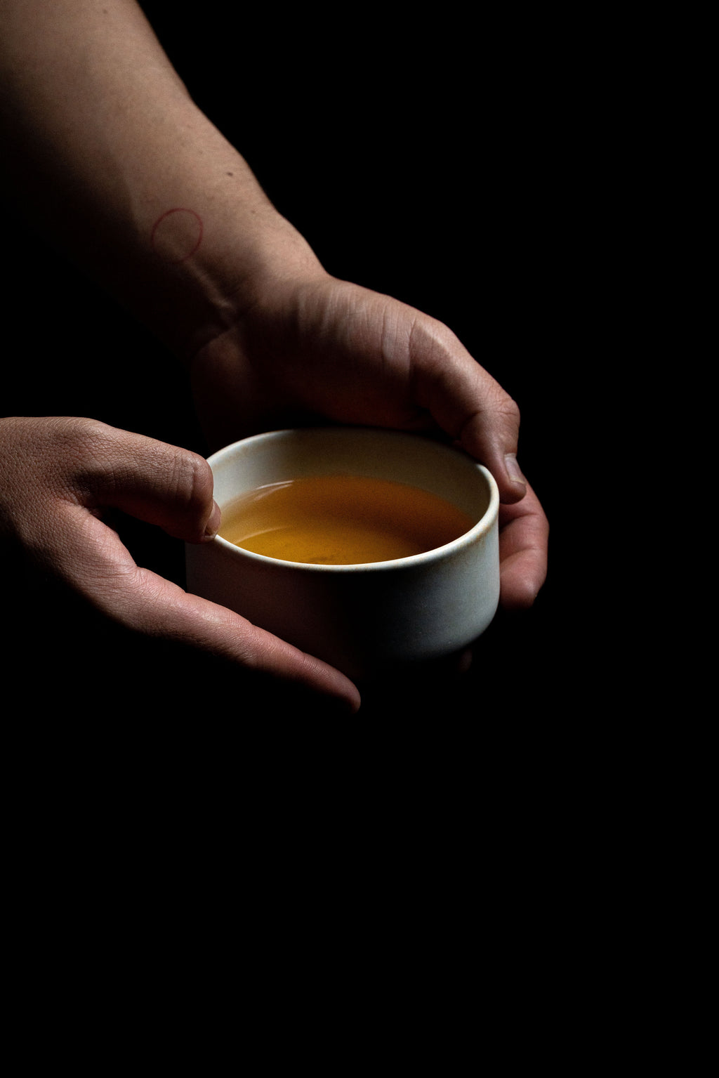Hecha en técnica de torno, creada en México en el 2024. Está hecho con porcelana y&nbsp;esmalte mate blanco, quemada en horno de gas a 1300ºC. Es seguro para consumir alimentos, se puede limpiar
en el lavavajillas.