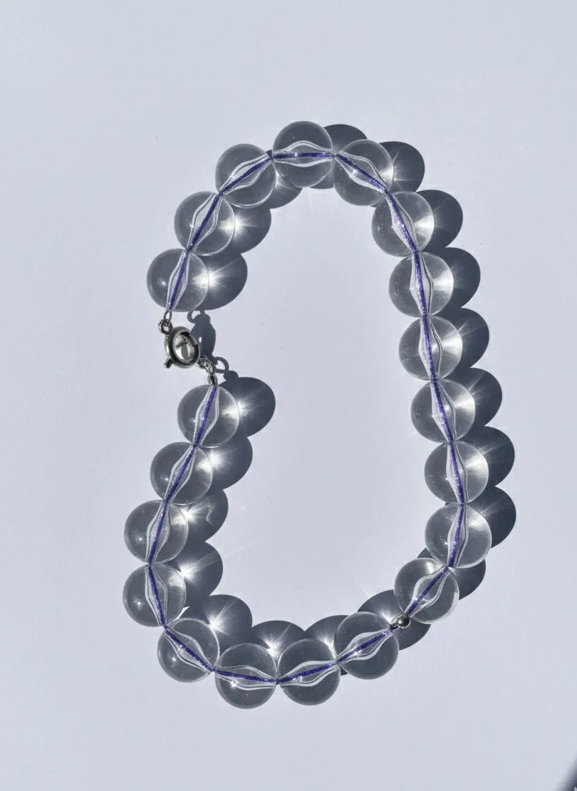 Collar de bolas hecho con resina e hilo de color.
PAISAJE LATINO