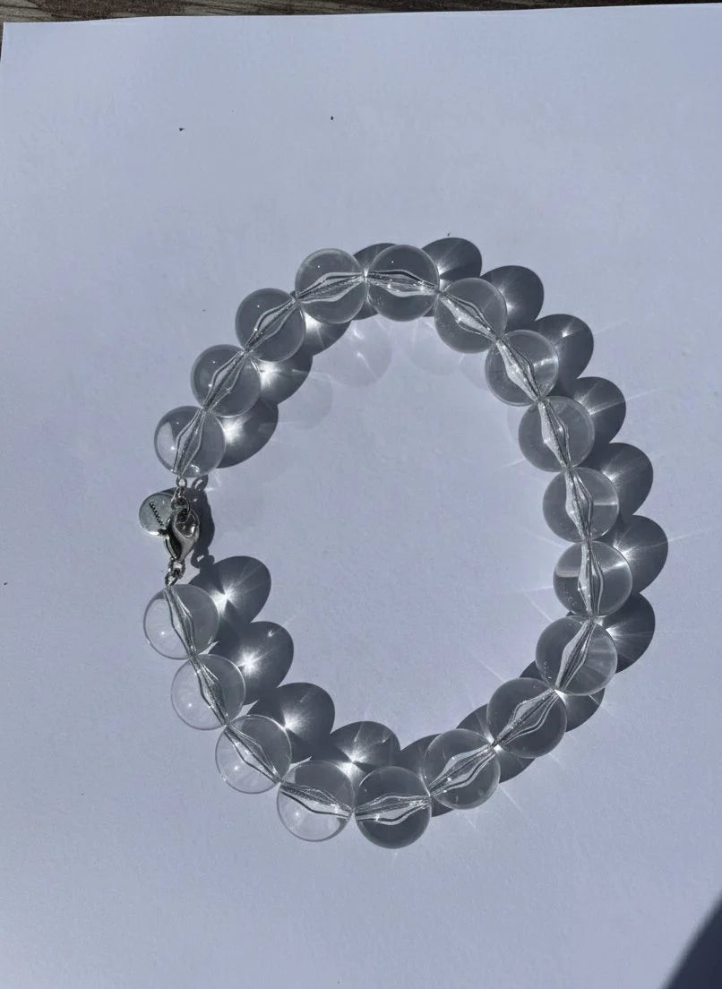 Collar de bolas hecho con resina e hilo de color.
PAISAJE LATINO