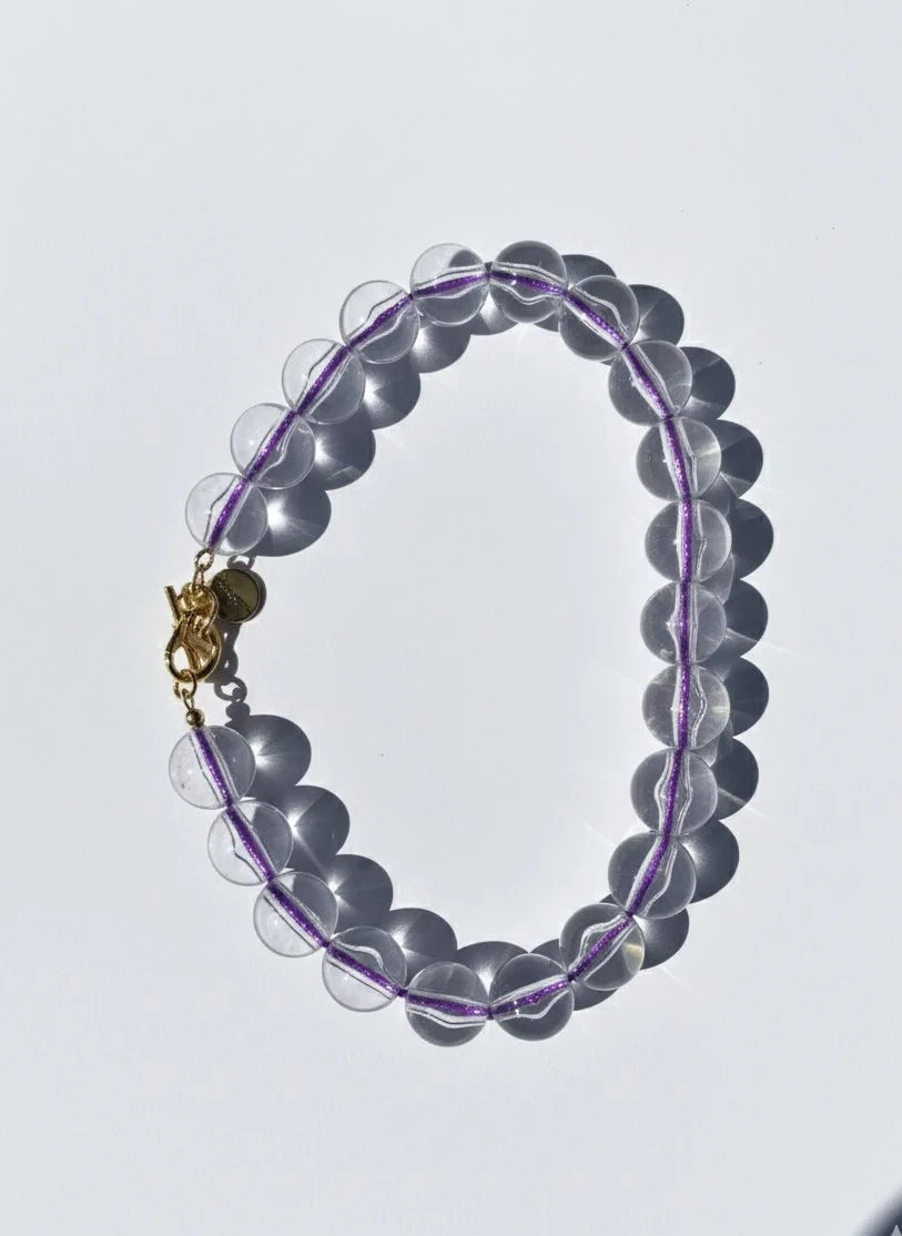 Collar de bolas hecho con resina e hilo de color.
PAISAJE LATINO