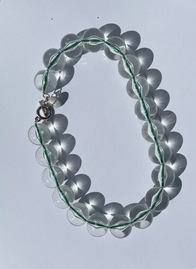 Collar de bolas hecho con resina e hilo de color.
PAISAJE LATINO
