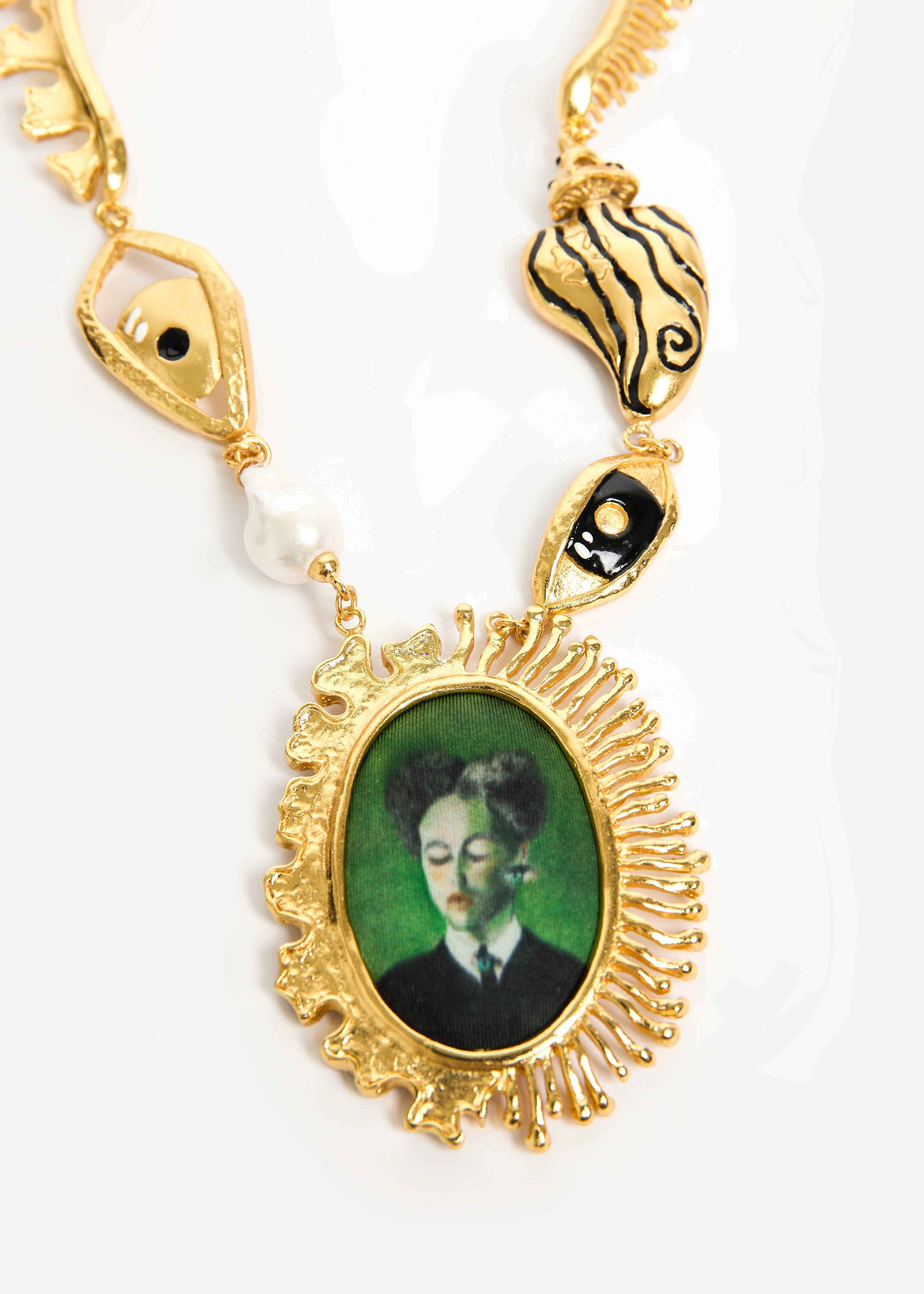 collar tallados a mano Colombia. Utilizando bronce 50% reciclado con baño en oro de 24k, libre de níquel y esmaltes cerámicos.