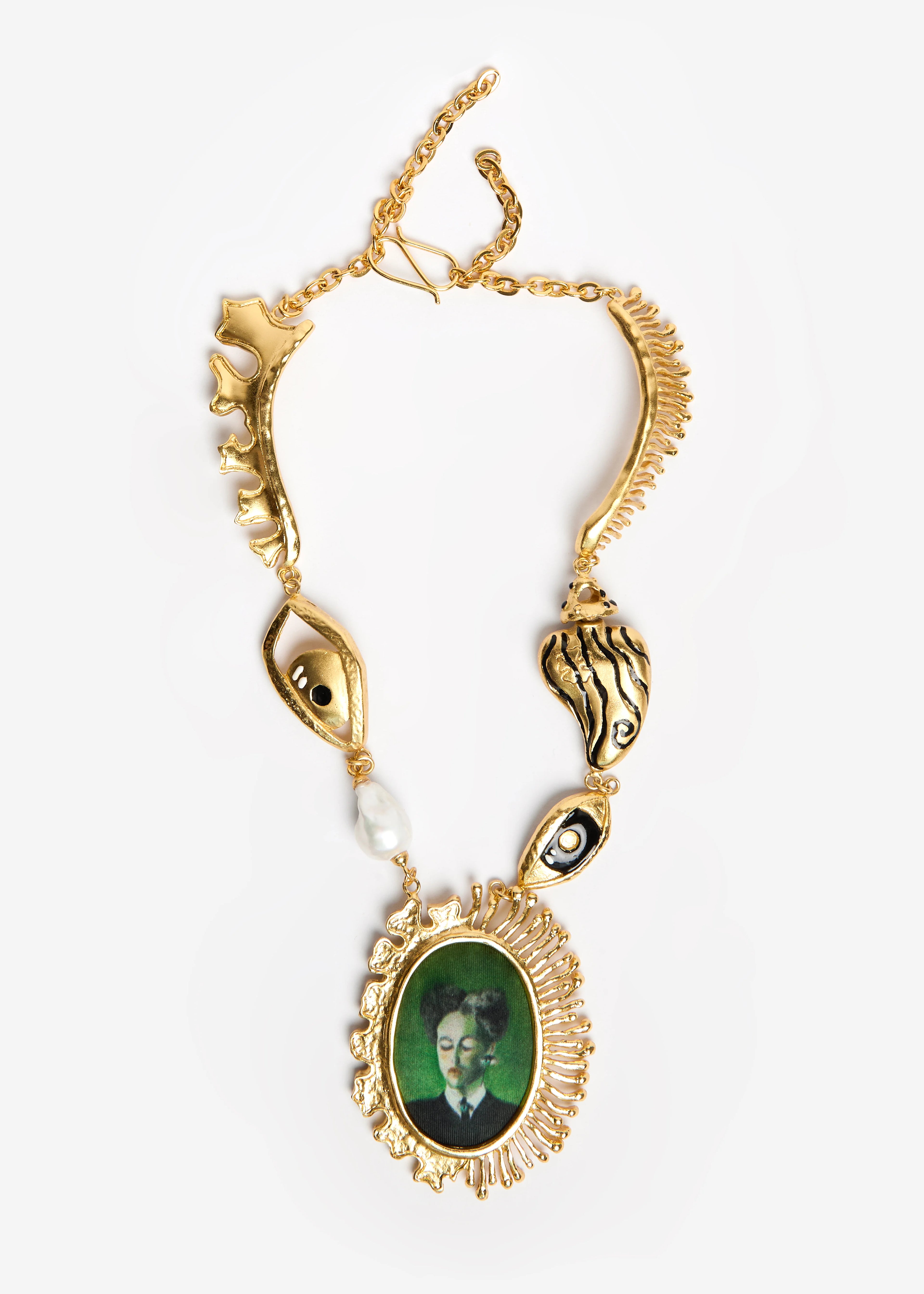 collar tallados a mano Colombia. Utilizando bronce 50% reciclado con baño en oro de 24k, libre de níquel y esmaltes cerámicos.