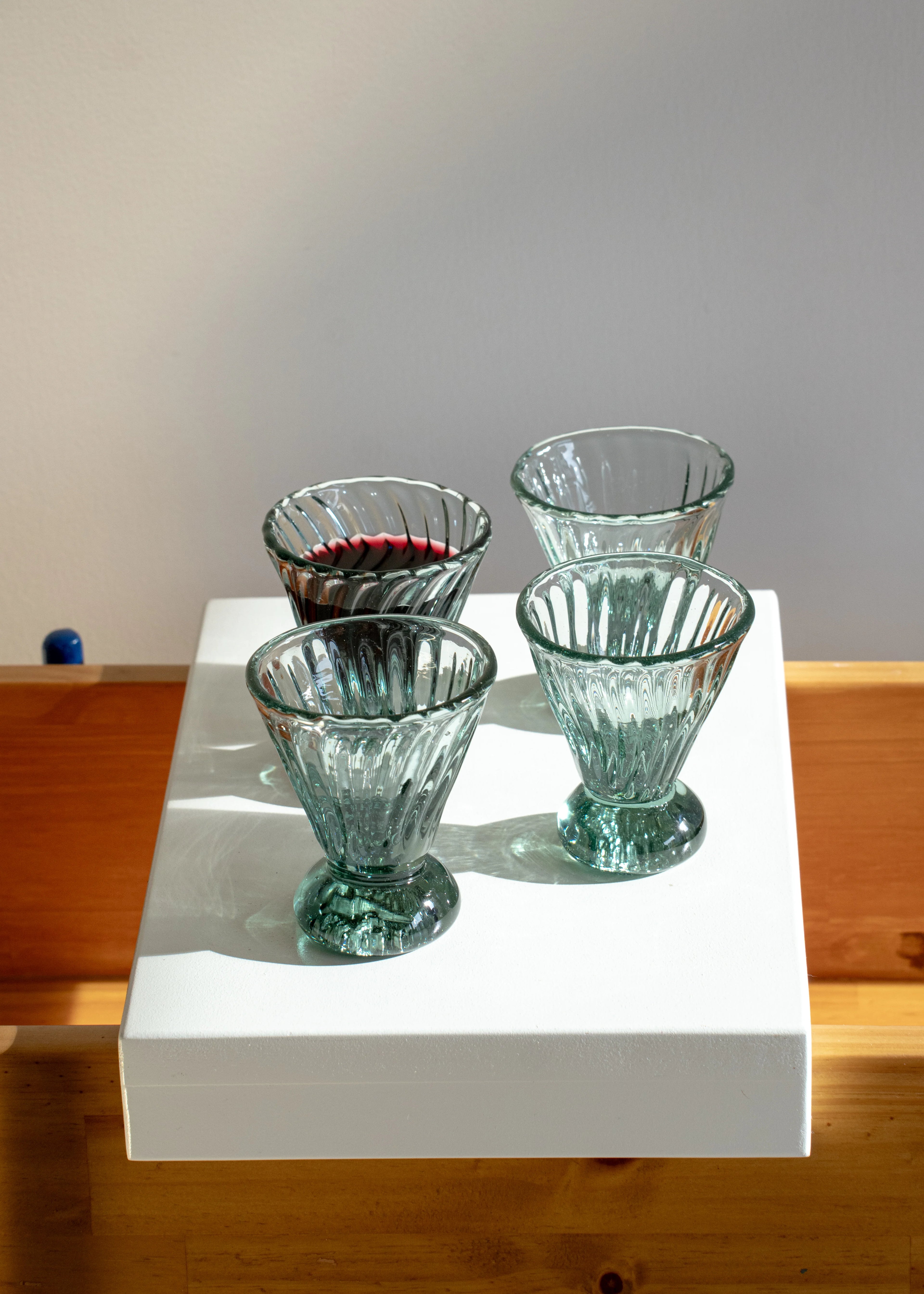 florero artesanal de vidrio reciclado verde hecho a mano diseño sostenible