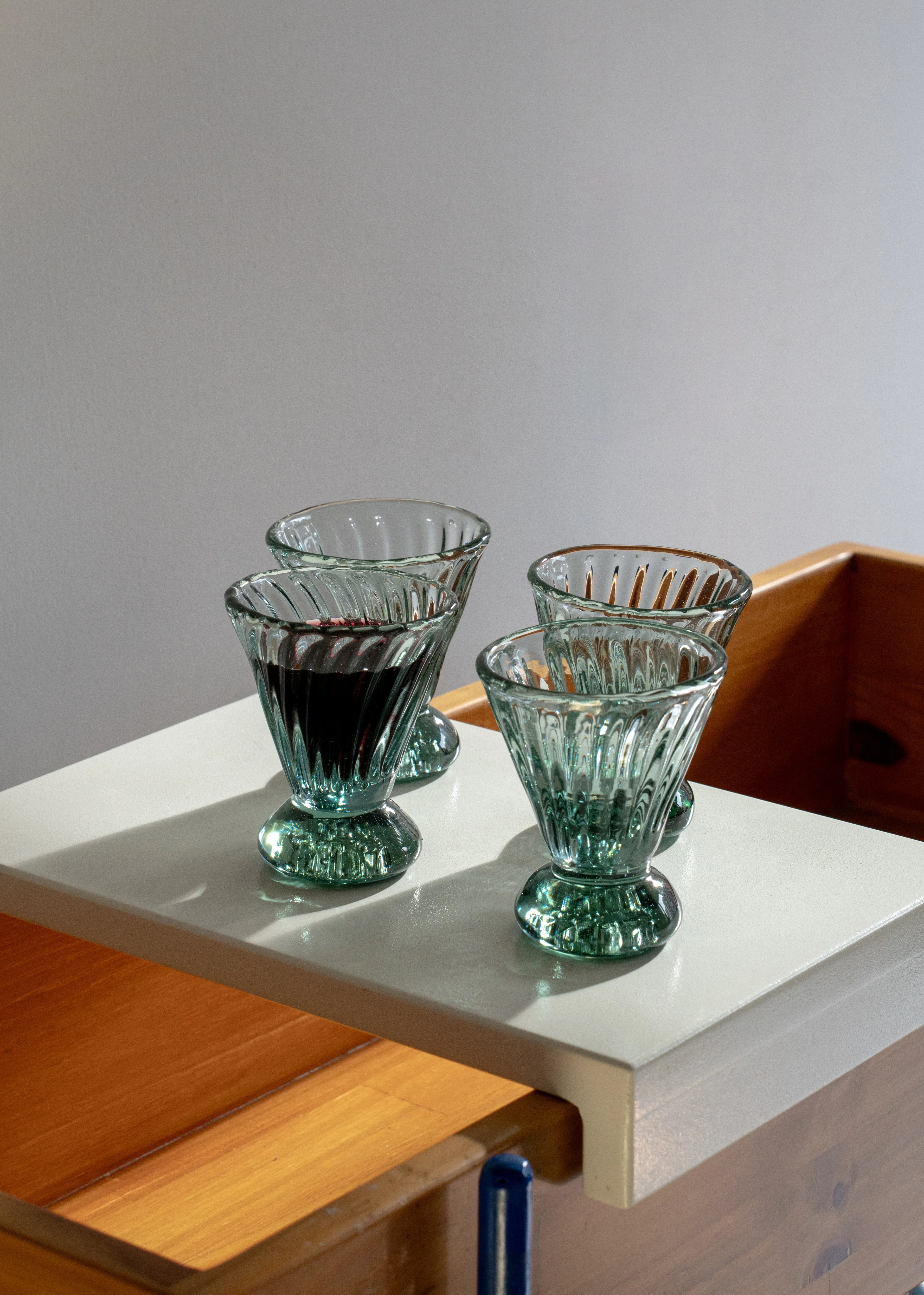 florero artesanal de vidrio reciclado verde hecho a mano diseño sostenible.